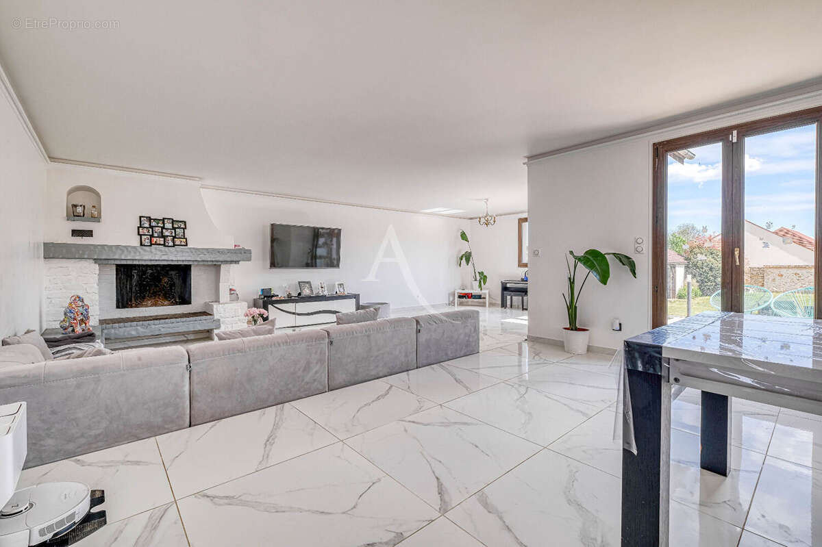 Grande maison familiale rénovée 216 m², 5 chambres, terrain sans vis-à-vis, garage triple - photo 5