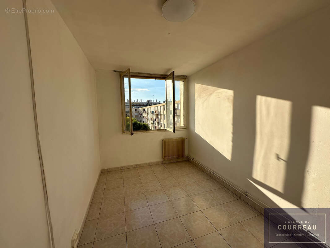 F3 de 59 m2 situé près de l'Arène, 4ème étage • Balcon • Parking • Lumineux et calme - photo 7
