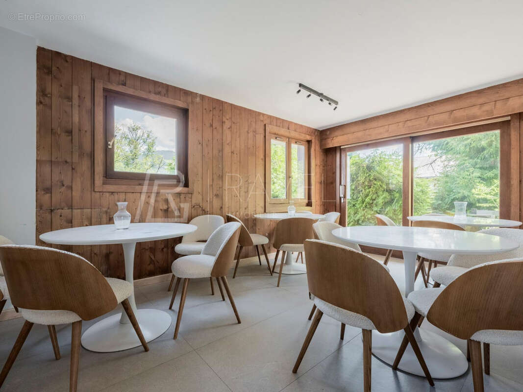Chalet composé de cinq appartements   300 m2 avec vue exceptionnelle sur le Mont-Blanc - photo 3