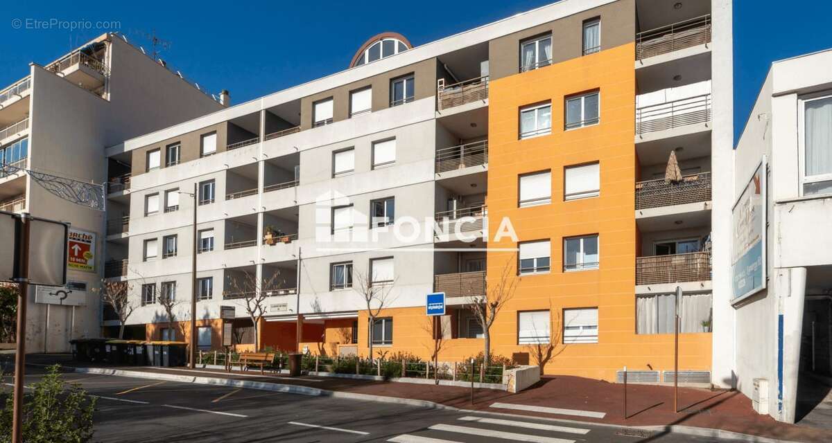Grasse proche commodités, vast edeux pièces en rdj avec terrasse et parking double en sous-sol - photo 2