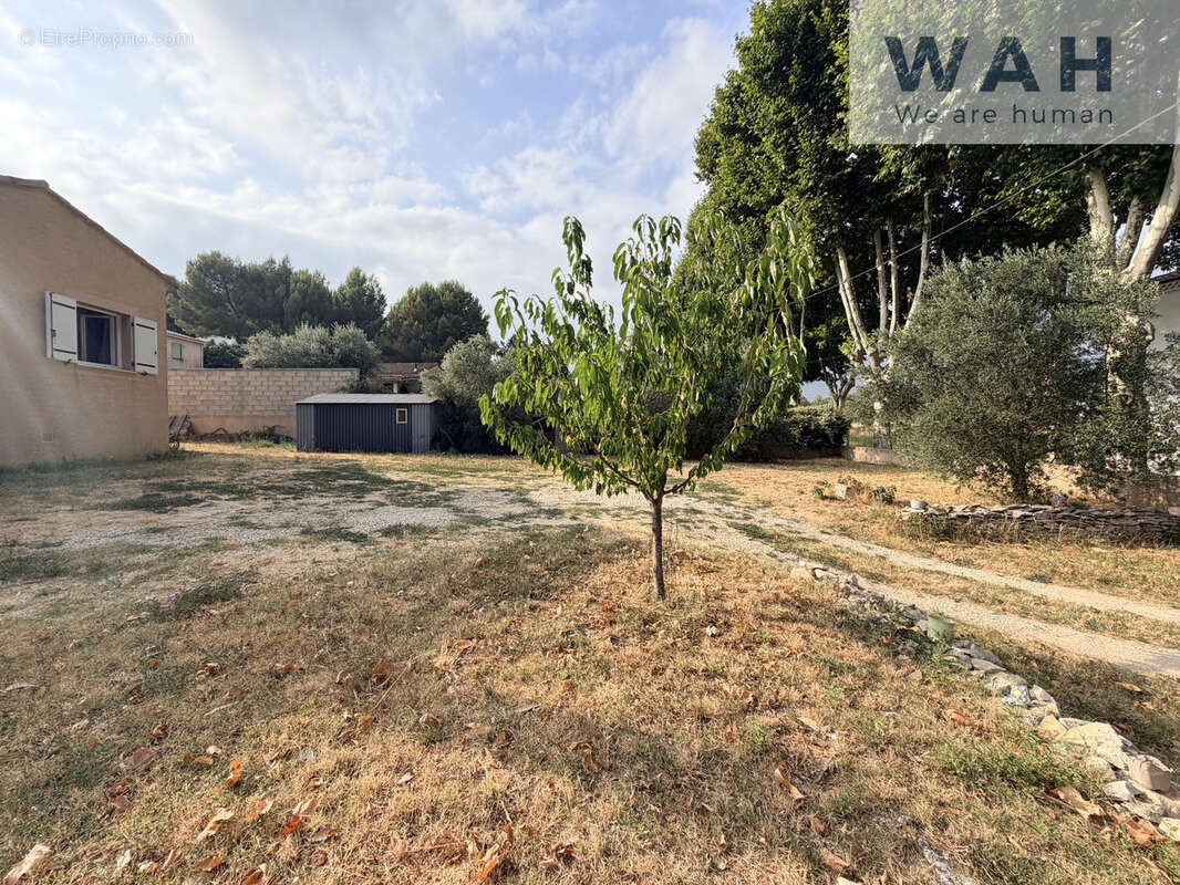 Terrain constructible de 383m2 - aigues vives 30670 - photo 2