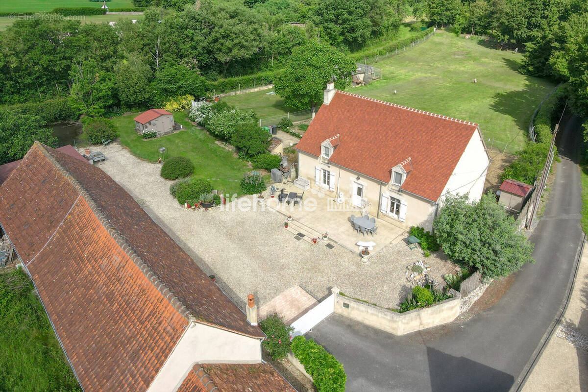 Maison à SAINT-HILAIRE-SUR-BENAIZE