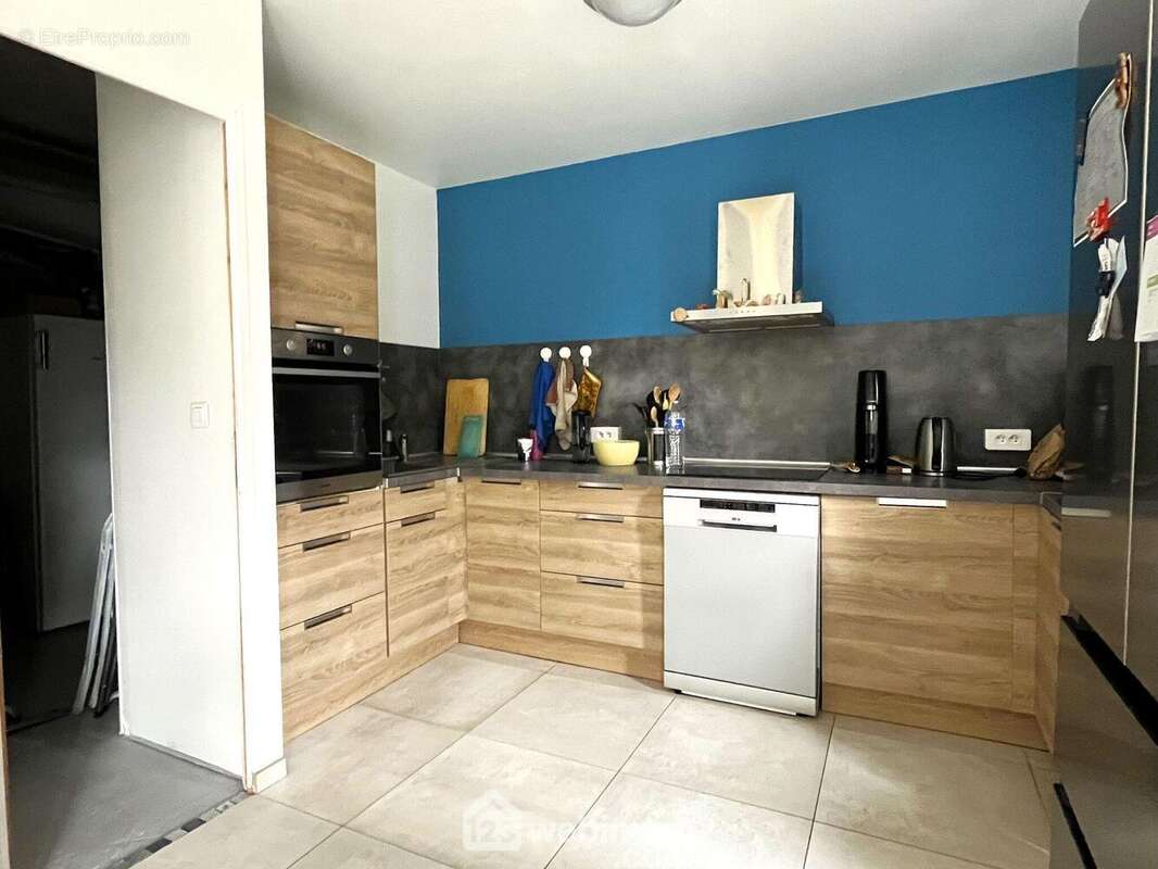 ...accédons maintenant à la cuisine qui dispose d&#039;un cellier. - Maison à BONDOUFLE