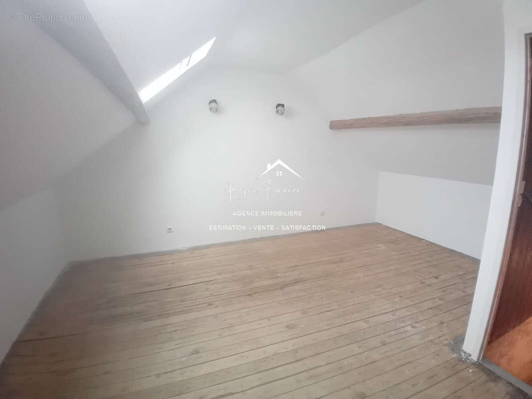 Deuxième étage : chambre 3  - Maison à CHATELLERAULT