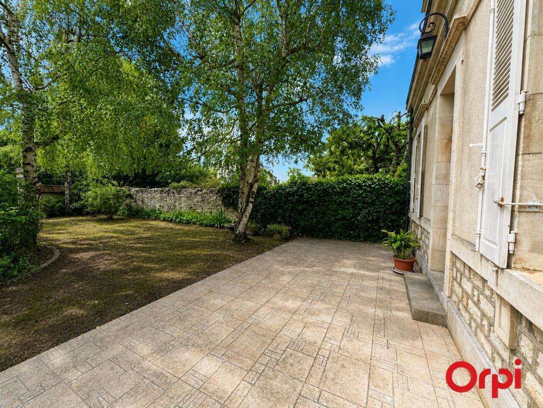 Maison familiale à vendre à Dun-sur-Auron – 136 m² – 4 chambres – Garages – Dépendances – Jardin clos - photo 13