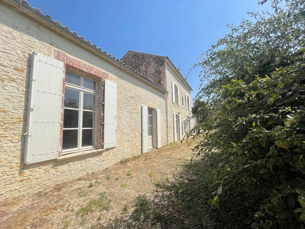 Ensemble immobilier mixte aux grands espaces : habitation & activité commerciale à Sainte-Radégonde-des-Noyers en VENDEE (85) - photo 2