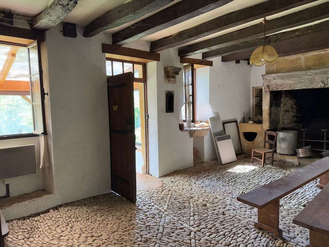 Très bel ensemble périgourdin aux toitures de lauzes a restaurer. - photo 7