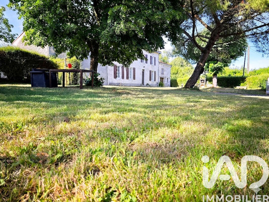 Maison 225 m² à Saint-Pierre-De-Juillers  - photo 3