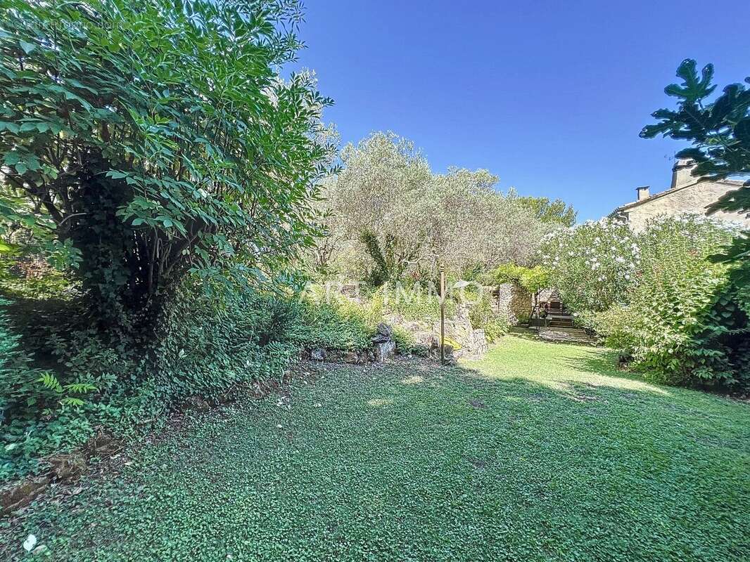 Maison de village avec piscine sur un grand terrain. - photo 6