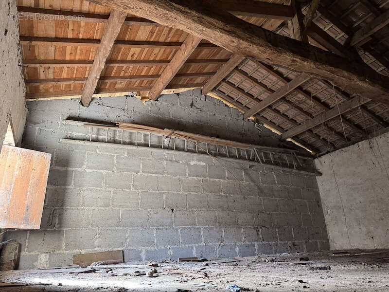 Parking à MONTGUYON