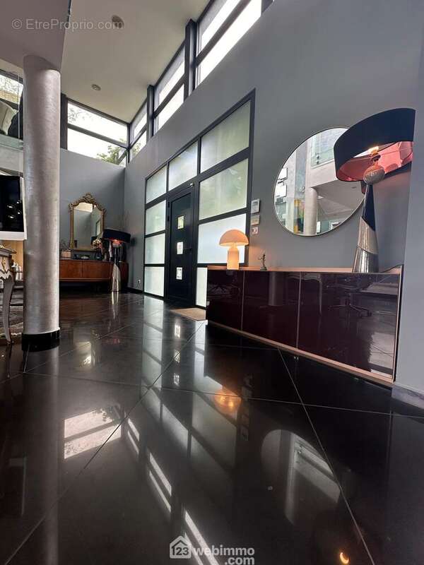 Une vaste entrée - Maison à CERNY-LES-BUCY