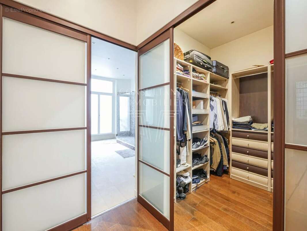 Appartement à PARIS-16E