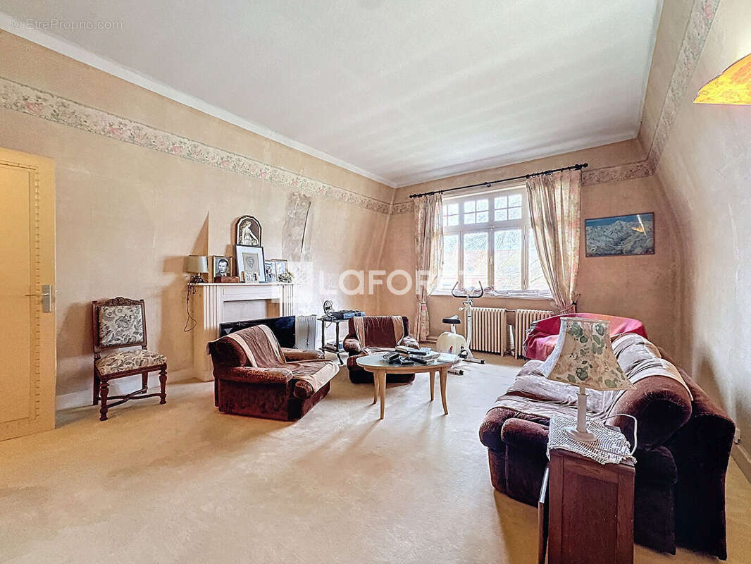 Maison à QUIEVRECHAIN