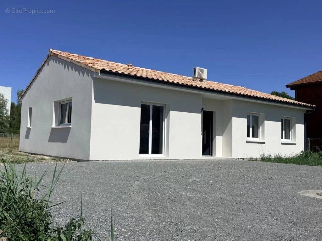 Maison à SAINT-YZAN-DE-SOUDIAC