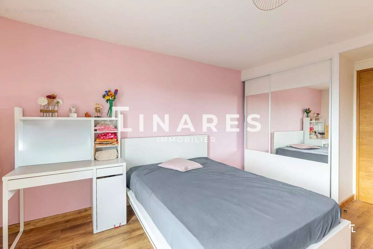 LE MAS DES COLLINES - Maison 242m2 (160 m² + 1800€/mois revenus locatifs 2 T2 indépendants ) - Piscine -Terrasses - Garage - 134 - photo 20
