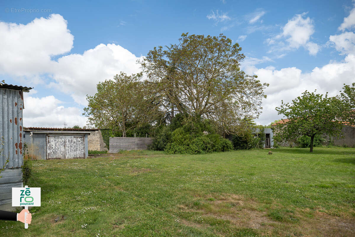 Terrain à LES MAGNILS-REIGNIERS
