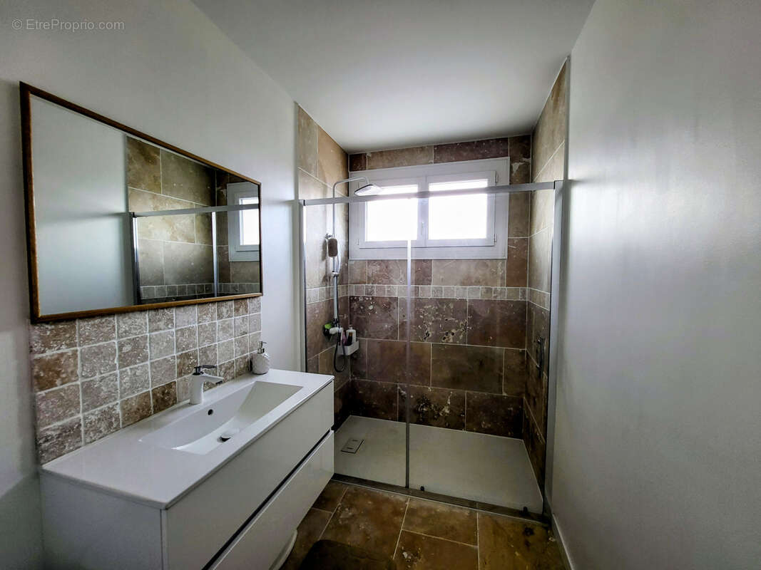 Appartement T3 entièrement rénové de 70 m2 avec balcon, cave et parkings   Résidence calme, sécurisée et arbor - photo 12