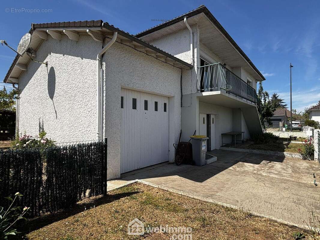 Avec sous-sol et garage attenant,