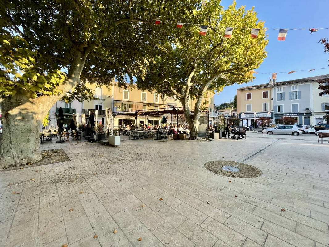 Commerce à VAISON-LA-ROMAINE
