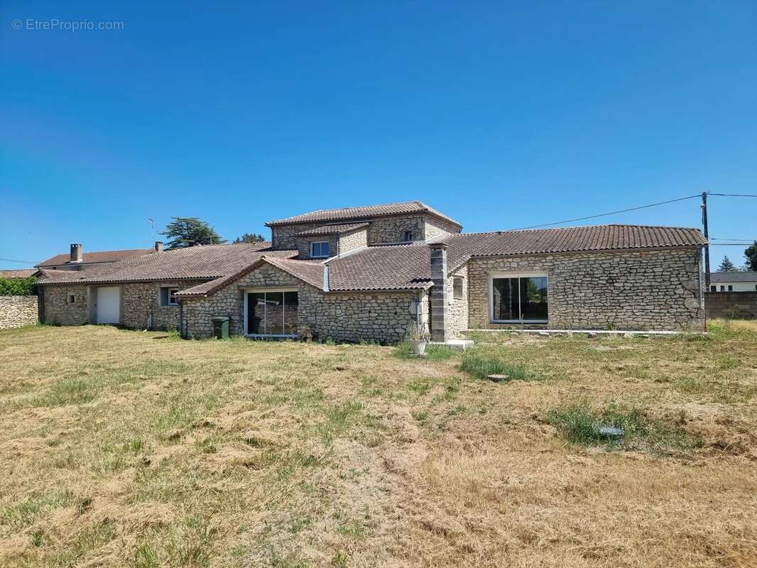 Spacieuse ferme offrant quatre chambres sur 8800m² de jardin - photo 16