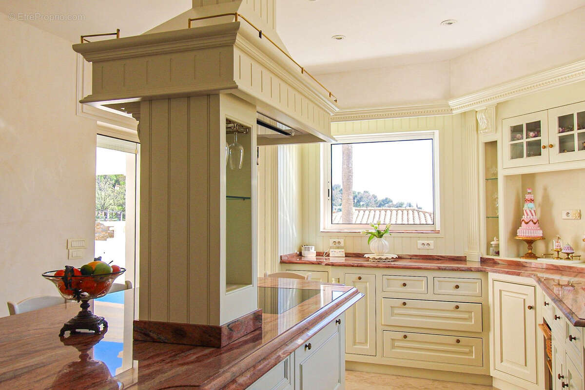 Villa de prestige aux prestations exceptionnelles   250 m2 habitables sur 2 750 m2 de terrain - photo 8