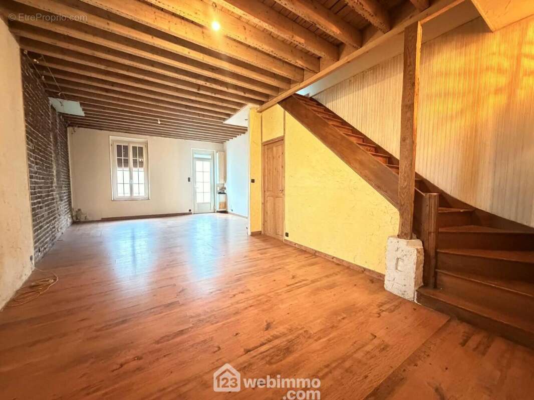 Elle est spacieuse et lumineuse - Maison à LAON