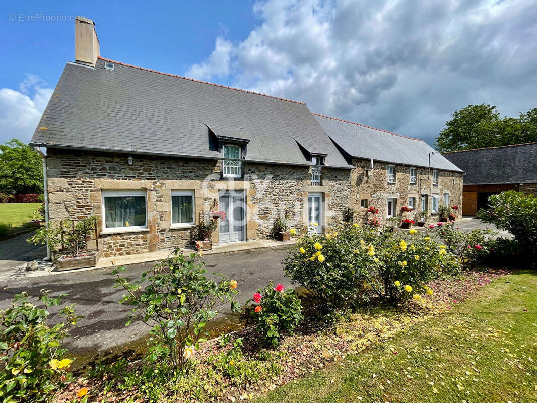 Maison à BAZOUGES-LA-PEROUSE