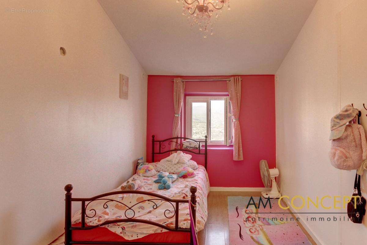 Maison à CHATEAUNEUF-VILLEVIEILLE