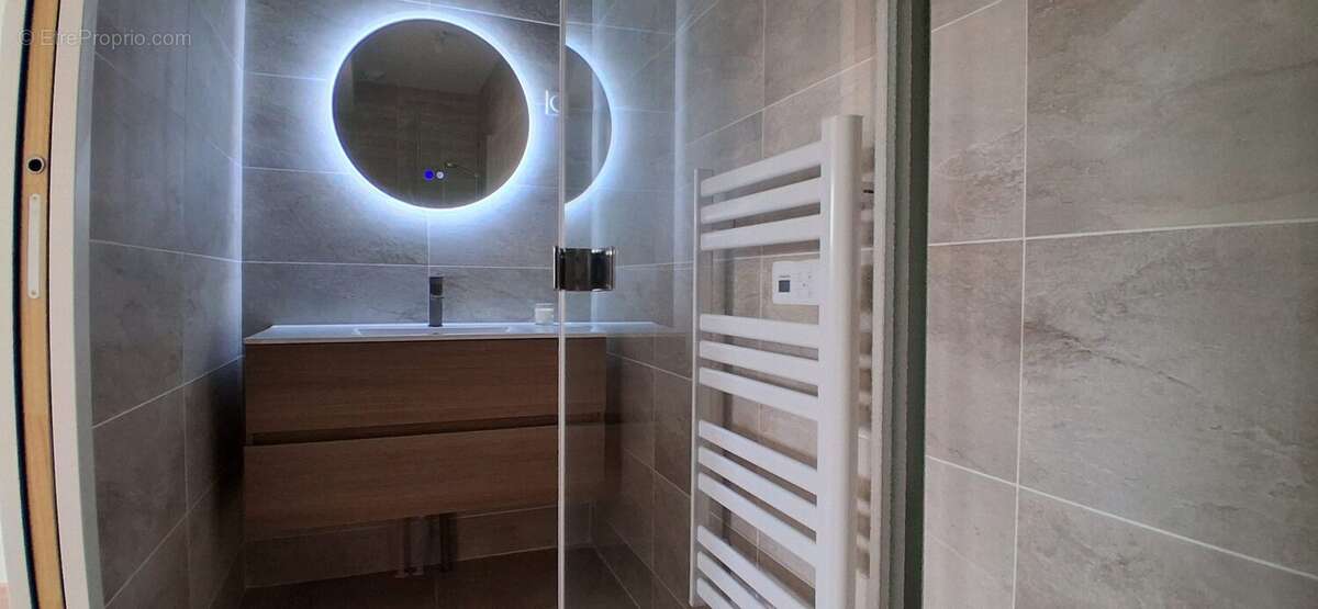 Salle d'eau moderne entièrement refaite avec prestations actuelles. - Maison à SURVILLE