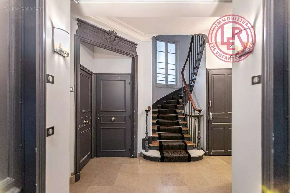 Commerce à PARIS-9E