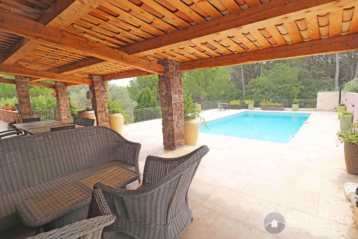 Maison à ROQUEBRUNE-SUR-ARGENS