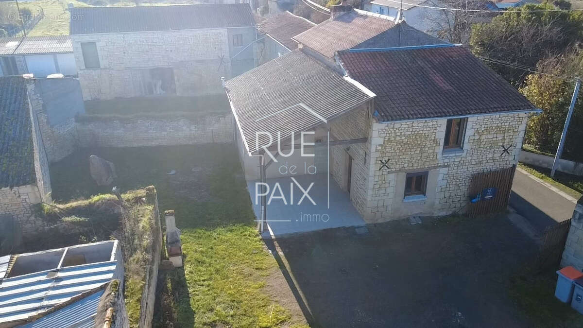 Maison à LES TROIS-MOUTIERS