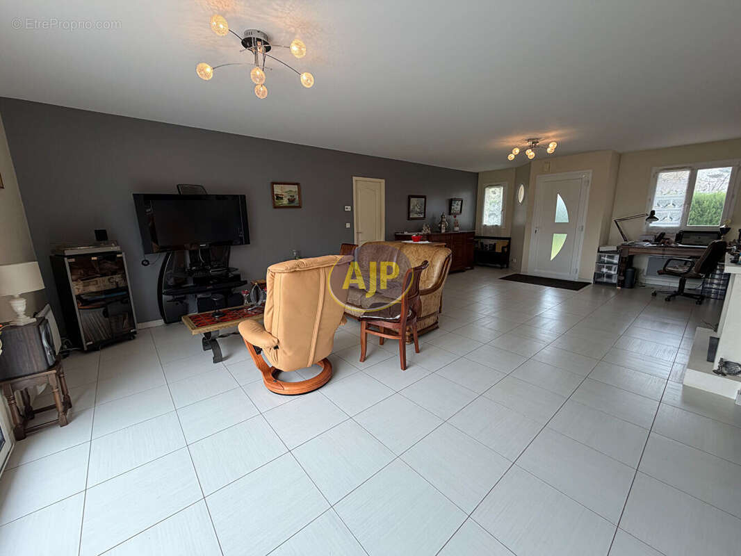 Maison à VENDAYS-MONTALIVET