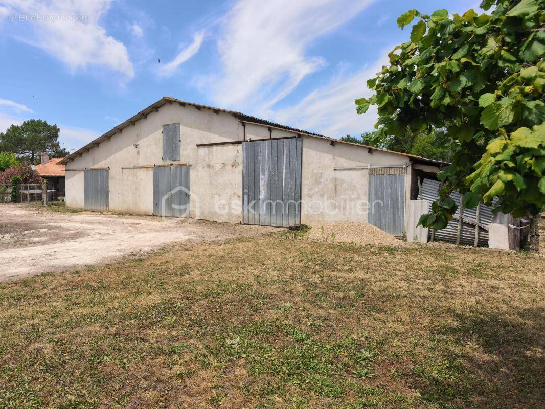 Maison à SAINT-MEDARD-DE-GUIZIERES
