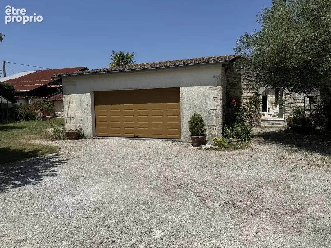 A proximité de Ruffec, magnifique maison en pierre de caractère offrant cinq chambres avec jardin, piscine et dépendances - photo 18