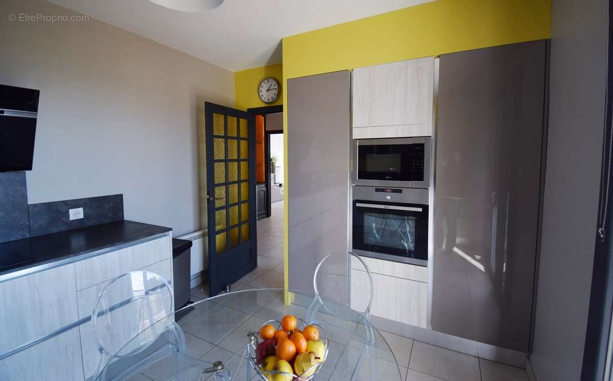 Maison à CREUZIER-LE-VIEUX