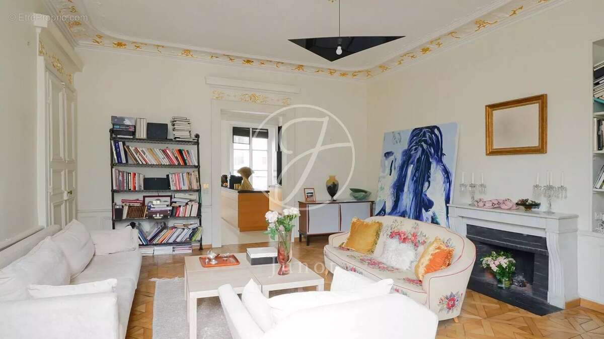 Appartement à PARIS-1E