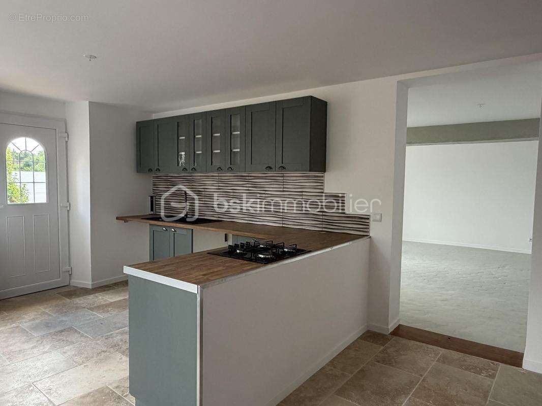 Très belle maison de la fin du 19 ème siècle entièrement rénovée, composée de ses 3 chambres et de son garage ! - photo 2