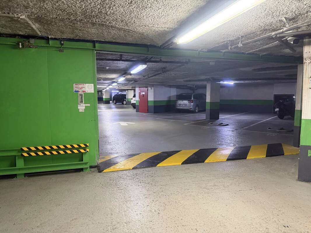 Parking à PARIS-16E