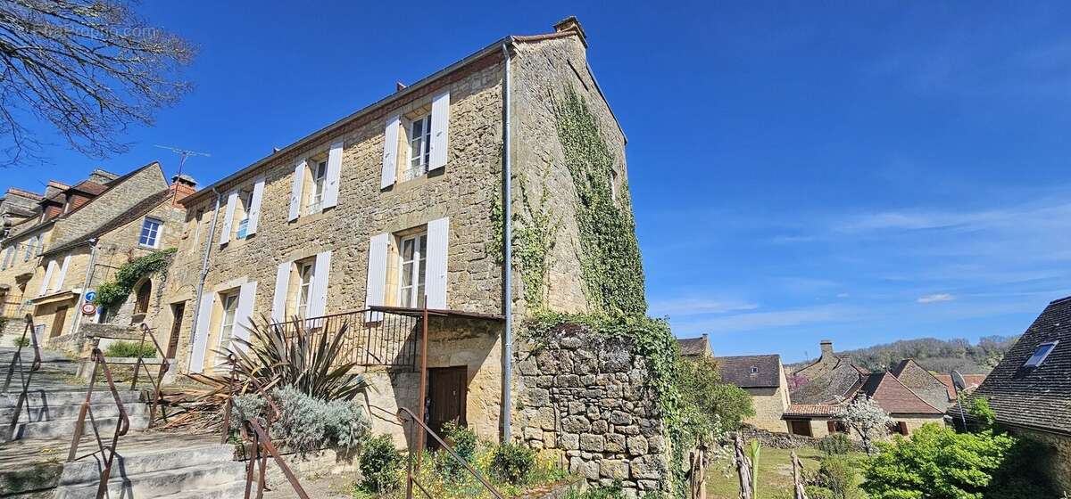 Rare à Domme  Maison de caractère avec 2 appartements, jardin, cave et grand garage - photo 3