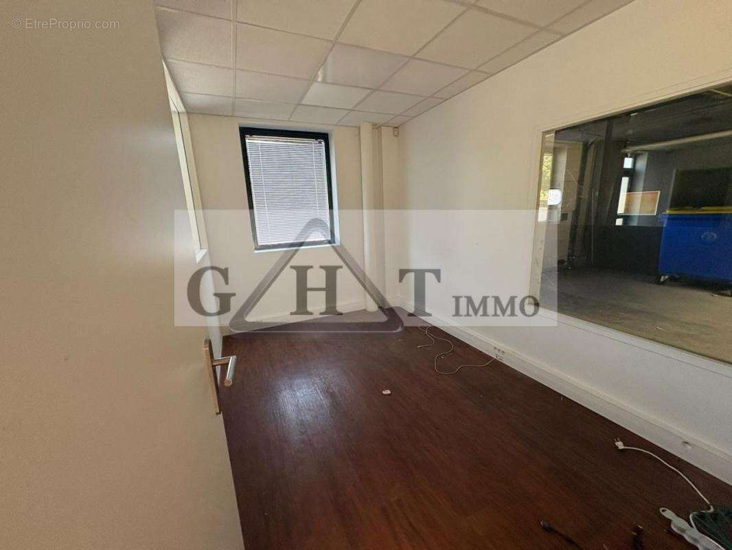 Commerce à VAUX-LE-PENIL