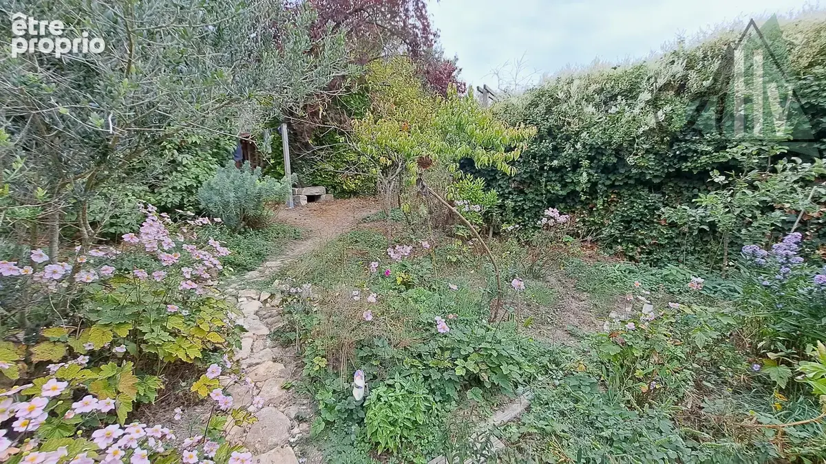 PROCHE THORIGNY SUR OREUSE - Longère de 115 m2 avec 3 chambres, grange et jardin. - photo 3