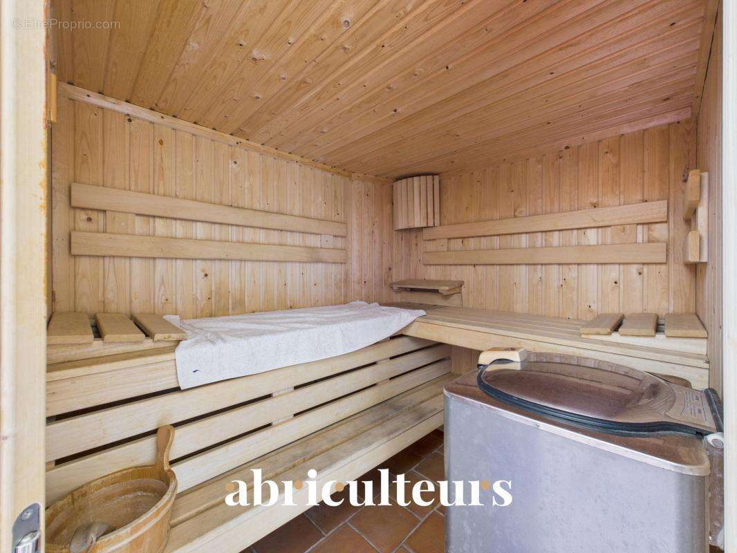 Magnifique villa de 296 m² avec piscine, sauna, spa, terrain de 1,2 ha et vue exceptionnelle à Rognes (13840) - photo 17