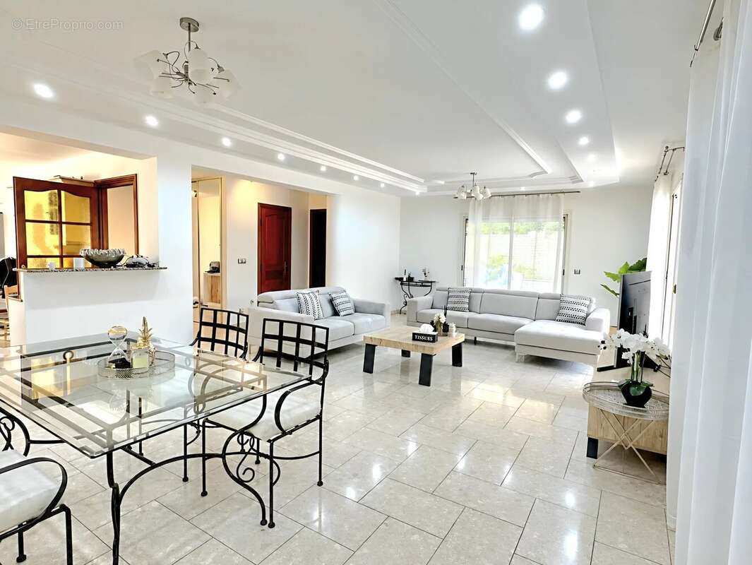 Villa de luxe à vendre à Mougins – 198 m²  5 chambres  Piscine  Deux T2 indépendants - photo 9