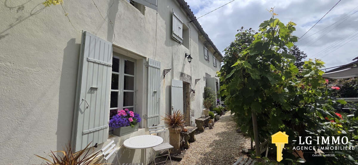 Maison à SAINT-THOMAS-DE-CONAC