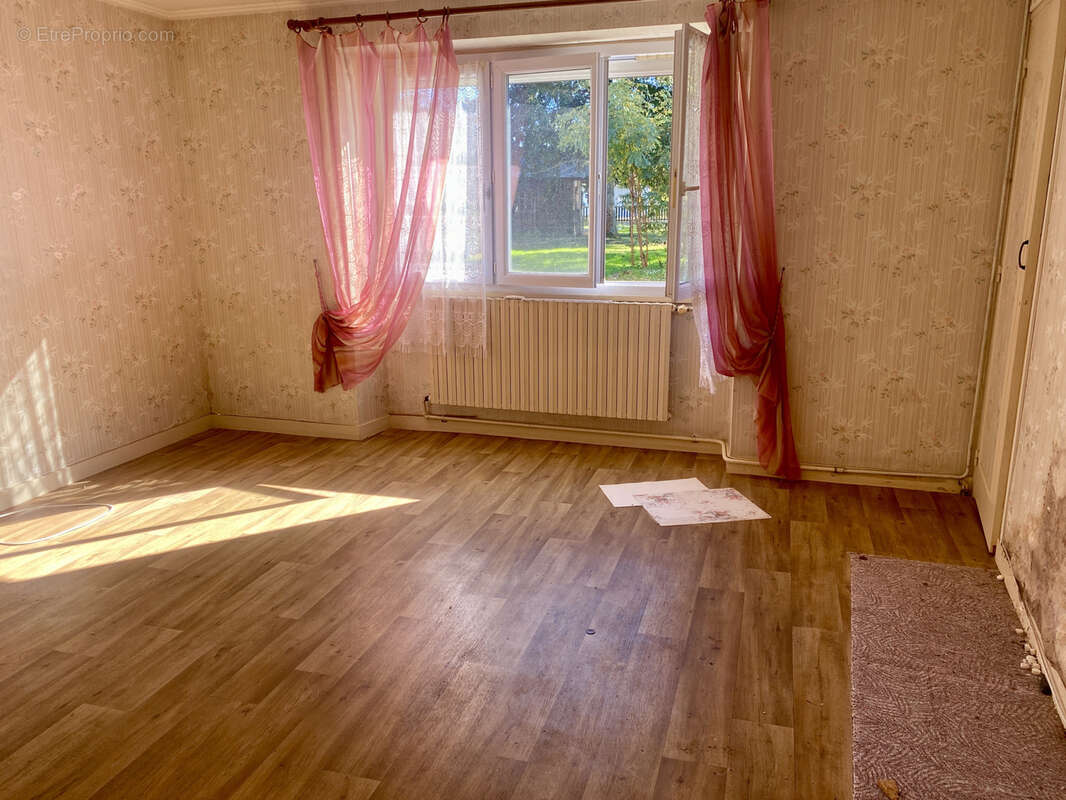 Maison à LA BREILLE-LES-PINS