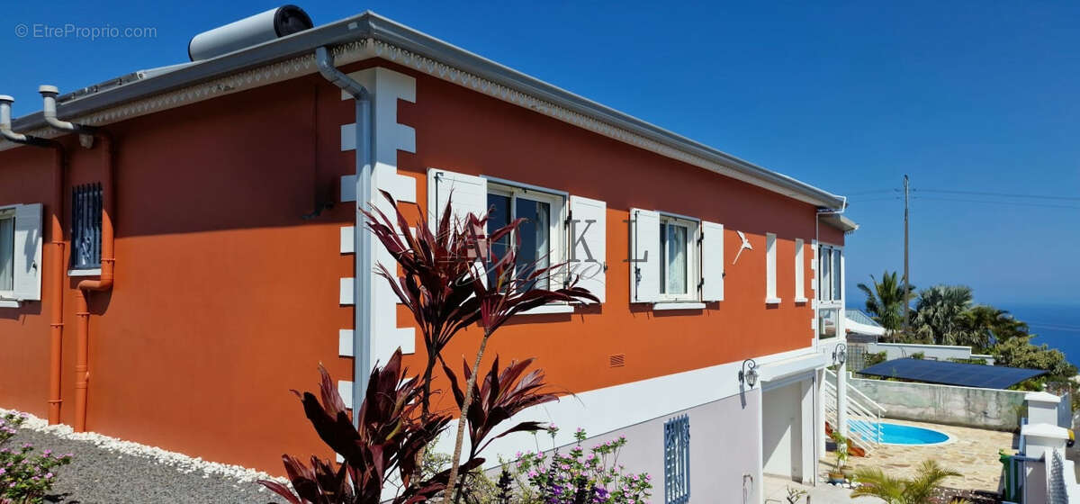 A VENDRE - Villa F4 à étage avec piscine à Petite-Ile - 462000€ FAI - photo 4