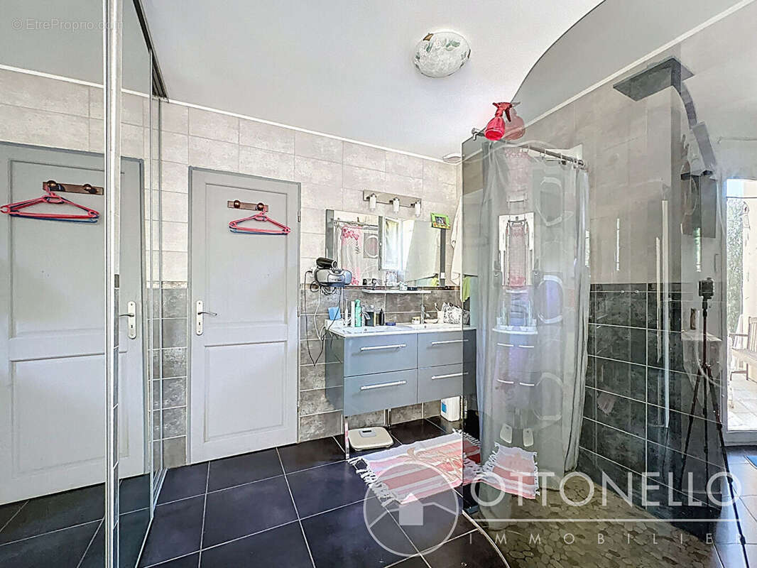 Maison à ROQUEBRUNE-SUR-ARGENS