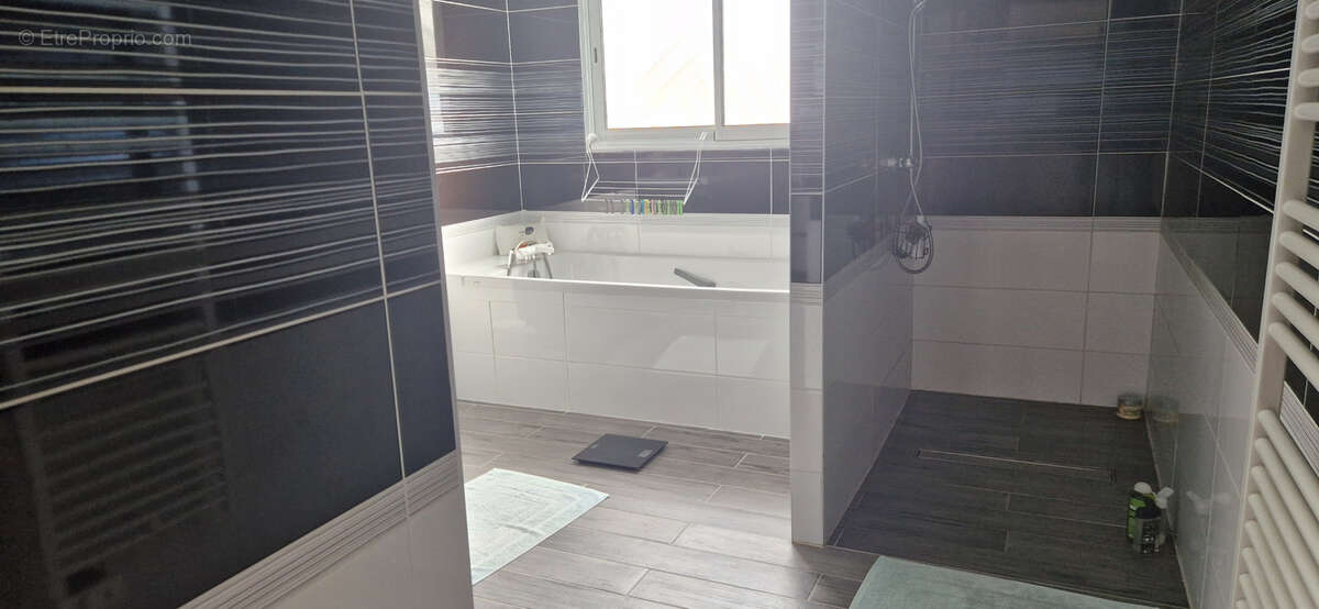 belle maison P.P avec garage double, Piscine, terrasses et jardin clos - photo 15
