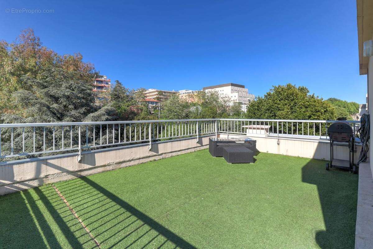 Appartement à SAINT-LAURENT-DU-VAR